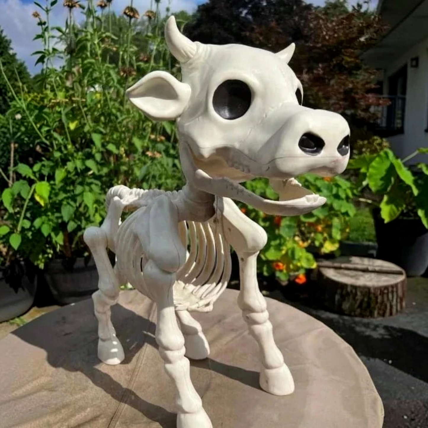 Skeleton Farm Animal Resin Decoration with Carved Bone Details and Weather Resistance