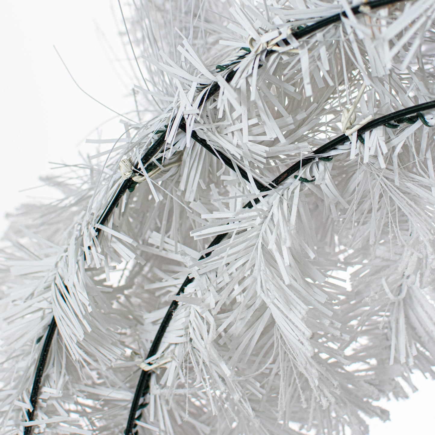 22"-24" Flocked White Pine Wreath detail photo 5