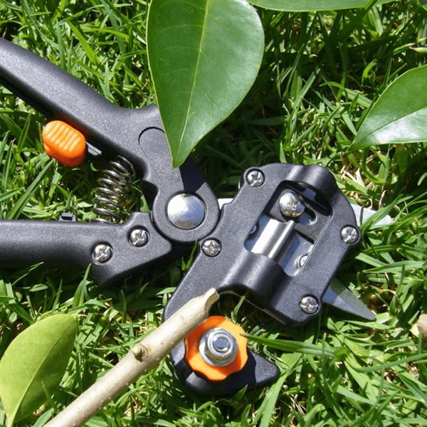 Grafting Tool with Three Interchangeable Blades and Ergonomic Handle, Safety Lock